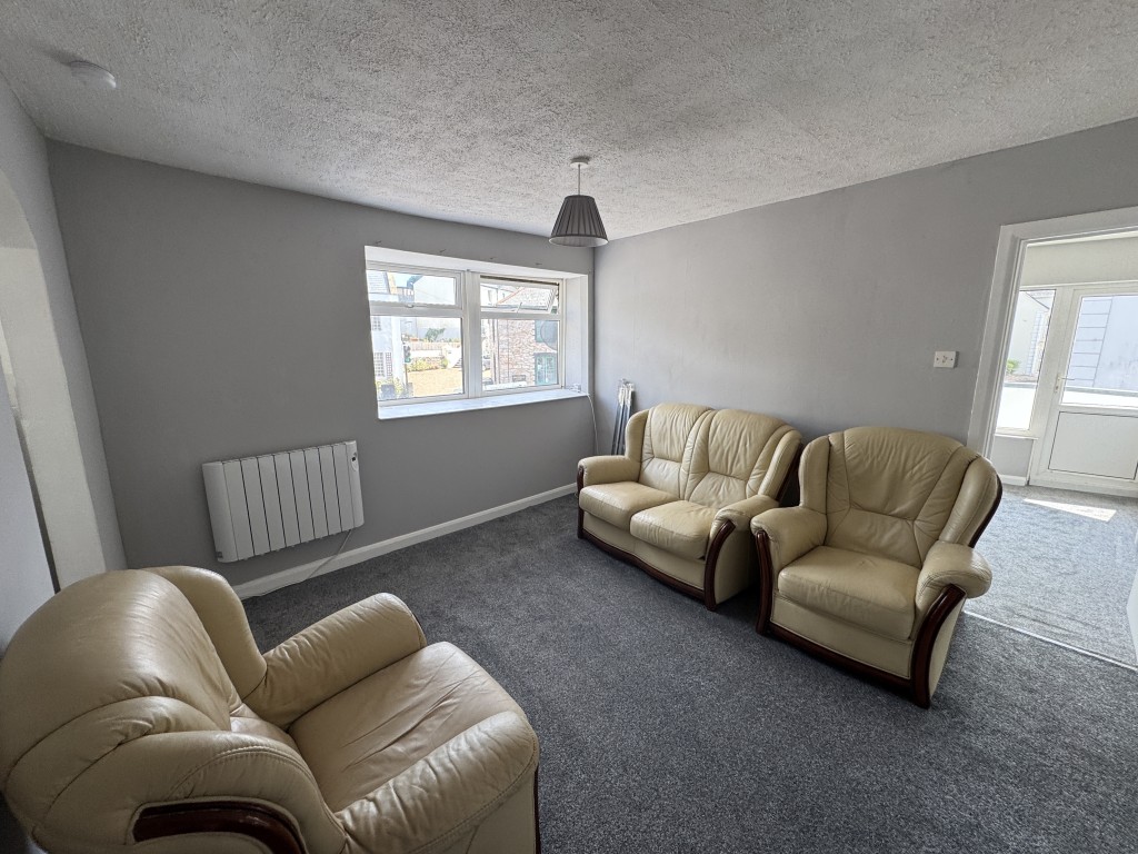 Lot: 68 - MIXED USE INVESTMENT CLOSE TO THE TOWN CENTRE - Second floor flat living room